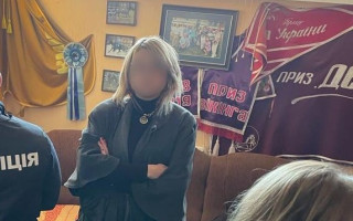 В Киеве задержали чиновницу, которая требовала взятку за хранение гуманитарной помощи в помещении ипподрома