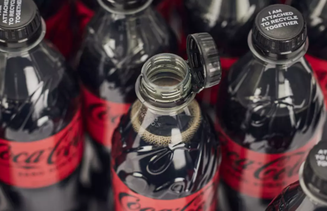 Бутылки не «на 100% из переработанного пластика»: на компании Coca-Cola, Danone и Nestle подали жалобы