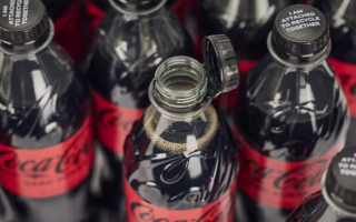 Пляшки не «на 100% з переробленого пластику»: на компанії Coca-Cola, Danone і Nestle подали скарги