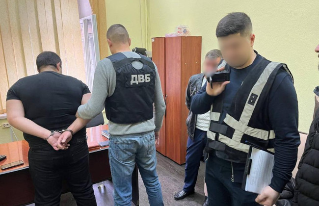 Попытался дать взятку полицейскому за беспрепятственное содержание места разврата: в Украине задержан житель Армении