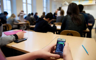 Чи потрібно забороняти учням користуватися телефонами у школах: коментар освітнього омбудсмена