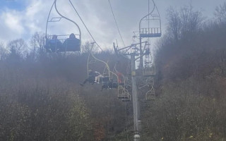 На Закарпатті у горах зламався підйомник: на висоті застрягли 22 туристи, фото