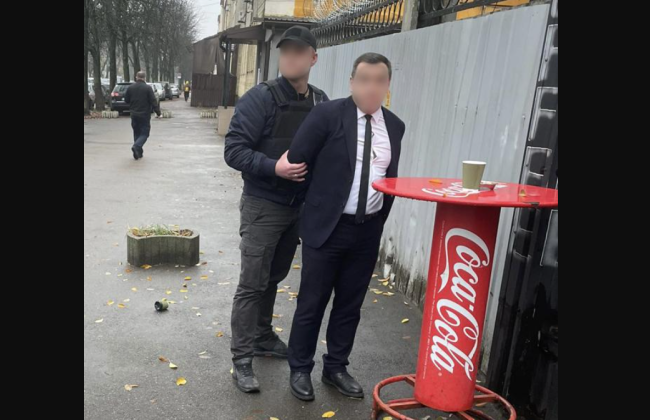 Взятка за перевозку через границу незадекларированных $40 000: разоблачен чиновник Гостаможслужбы