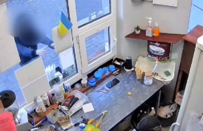 На Киевщине дерзкий вор пытался забрать ящик со сборами для защитников: видео