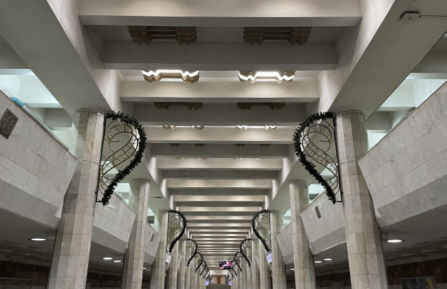 В Харькове станции метро украшают новогодними гирляндами