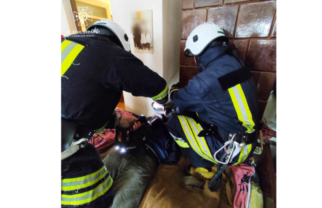 В Самборе на Львовщине мужчина застрял головой между стеной и печью