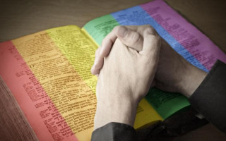 Ватикан решил, что трансгендерные лица могут креститься в церкви и быть крестными родителями