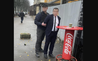Взятка за перевозку через границу незадекларированных $40 000: разоблачен чиновник Гостаможслужбы