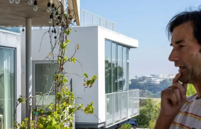 Женщина больше года бесплатно жила в элитном особняке, а когда ее попытались выселить – потребовала $100 000