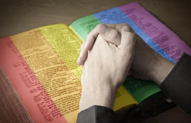 Ватикан решил, что трансгендерные лица могут креститься в церкви и быть крестными родителями