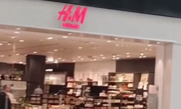 В Киеве возобновили работу два магазина сети H&M, видео