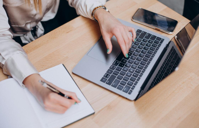 Как уволить работника после его выезда за границу: разъяснение