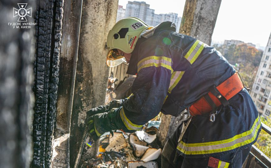 У Києві спалахнула квартира в багатоповерхівці, фото