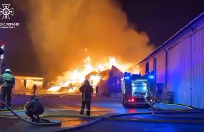 В Виннице произошел масштабный пожар на складах, видео