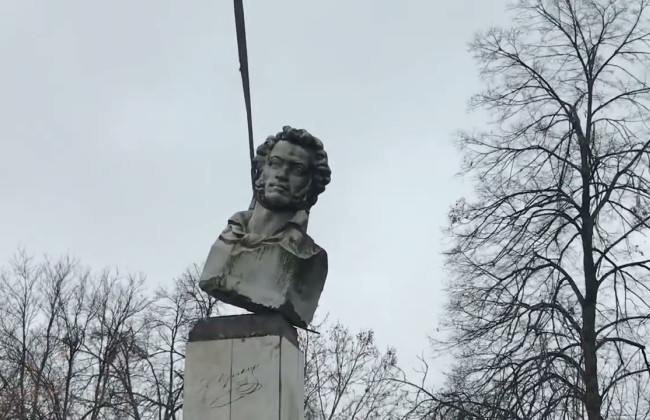 Правительство разрешило демонтировать памятники Пушкину, Щорсу и другим российским и советским деятелям