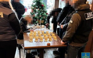 За $4000 обіцяв виготовити фіктивний дипломатичний паспорт для виїзду за кордон: суд покарав чоловіка