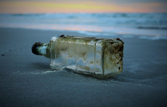 К берегам Франции прибило послание в бутылке из США, которое 26 лет плыло по океану