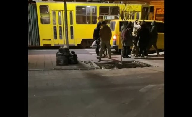 Во Львове работники ТЦК «упаковали» мужчину в авто: появилась реакция военкомата