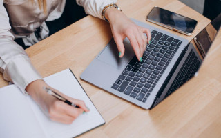 Як звільнити працівника після його виїзду за кордон: роз’яснення