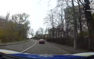 У Києві притягнули до відповідальності водія авто Tesla, який виїхав на смугу громадського транспорту