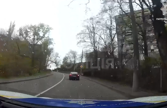 В Киеве привлекли к ответственности водителя авто Tesla, который выехал на полосу общественного транспорта