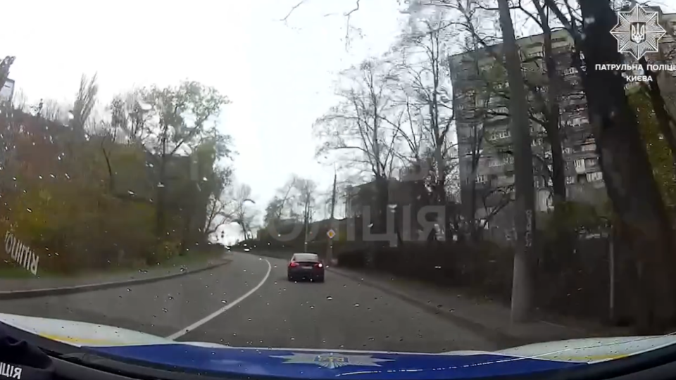 В Киеве привлекли к ответственности водителя авто Tesla, который выехал на полосу общественного транспорта