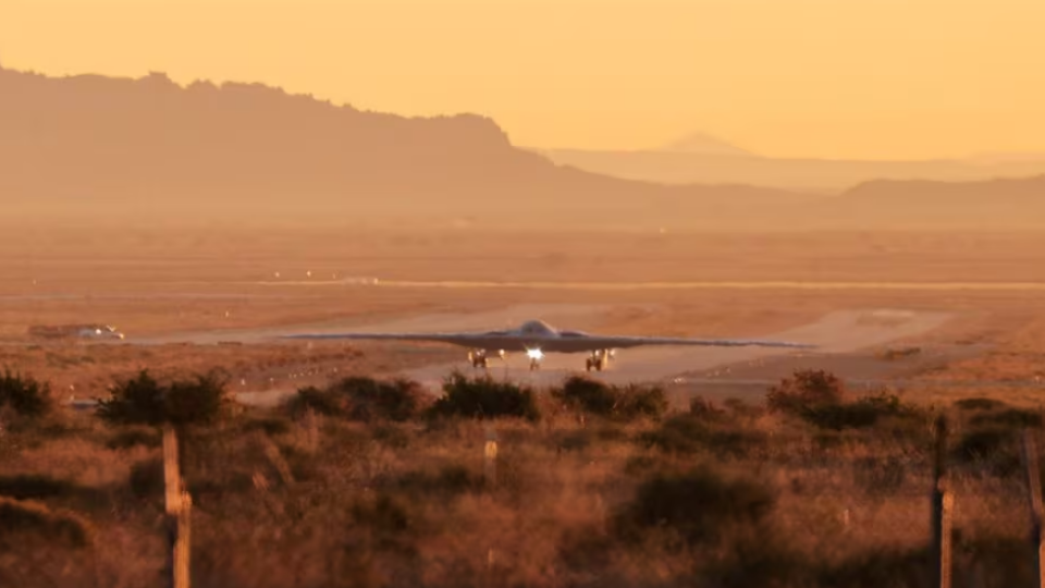 У США вперше злетів далекобійний стелс-бомбардувальник B-21 Raider, здатний нести ядерну зброю