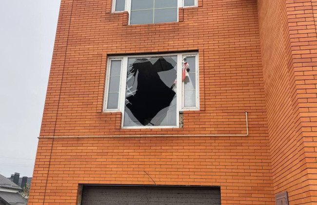 В Киевской области две российские ракеты упали в поле, взрывная волна повредила 5 домов: фото