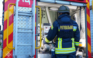 В Киеве пожар в Дарницком районе – горит склад со стройматериалами