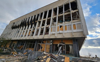 Окупанти влучили в бібліотеку Гончара у Херсоні: фото наслідків
