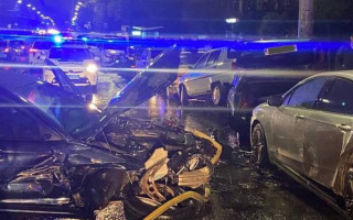 У Києві на Караваєвих дачах водій BMW протаранив пʼять автомобілів: ДТП переросла в бійку, фото