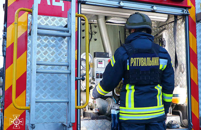 В Киеве пожар в Дарницком районе – горит склад со стройматериалами