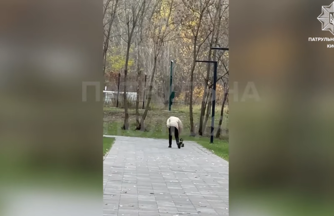 В Киеве мужчина волок на поводке щенка йоркширского терьера, периодически подбрасывая его – вмешалась полиция