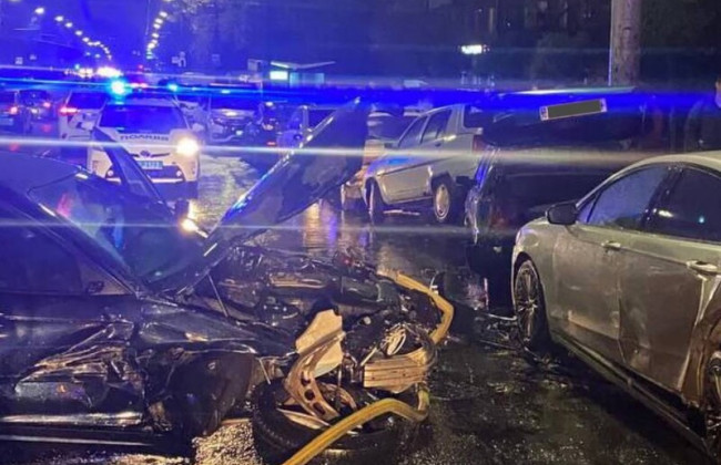 В Киеве на Караваевых дачах водитель BMW протаранил пять автомобилей: ДТП переросло в драку, фото