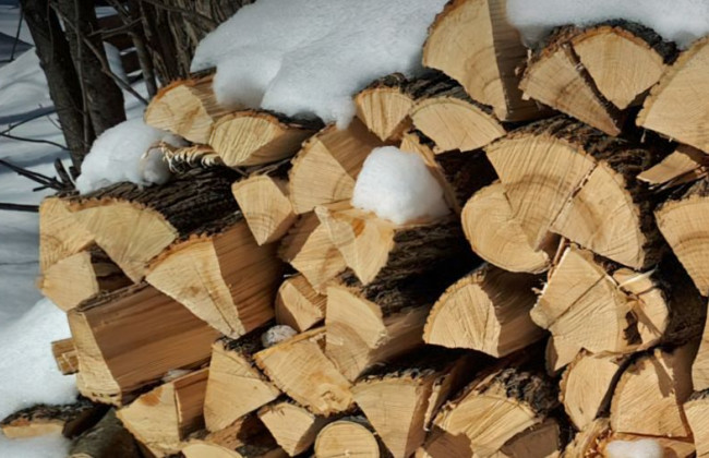 Українці, які опалюють житло дровами та вугіллям, отримають додаткову фінансову підтримку