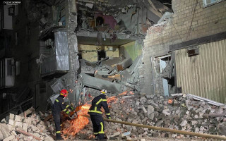 Окупанти вдарили ракетою по багатоповерхівці в Селидовому на Донеччині: обвалився під'їзд, є загибла, фото