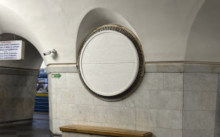 У Києві на станції метро «Вокзальна» почали маскувати елементи оздоблення з комуністичною символікою
