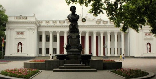 В Одессе памятник Толстому решили снести, а Пушкину и Воронцову оставить