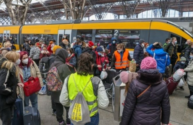 Какие страны планируют существенно сократить помощь беженцам из Украины: инфографика