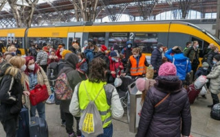 Які країни планують суттєво скоротити допомогу біженцям з України: інфографіка