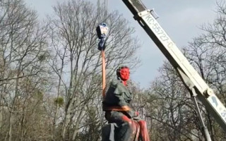 У Києві демонтували пам’ятник Олександру Пушкіну, фото та відео