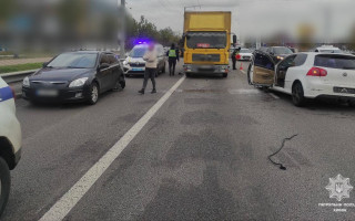 У Києві через ДТП ускладнений рух транспорту від Північного мосту у напрямку метро «Почайна»