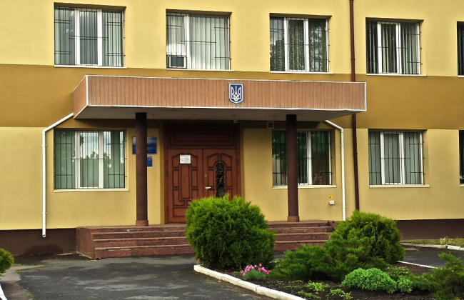 «Живі суверенні мужчини» атакують суд в Рівненський області та заважають розглядати справу