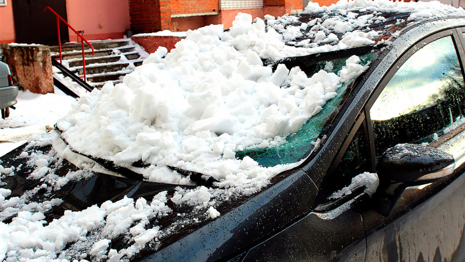 Брила снігу з даху будинку пошкодила авто: суд стягнув з ОСББ на користь власника понад 100 тисяч грн