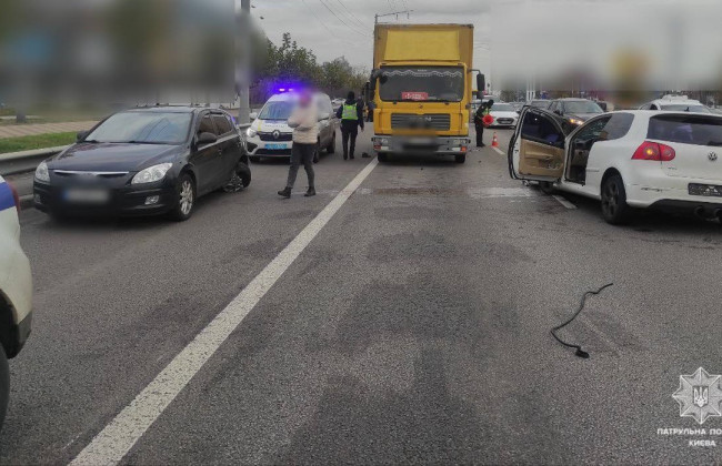 У Києві через ДТП ускладнений рух транспорту від Північного мосту у напрямку метро «Почайна»