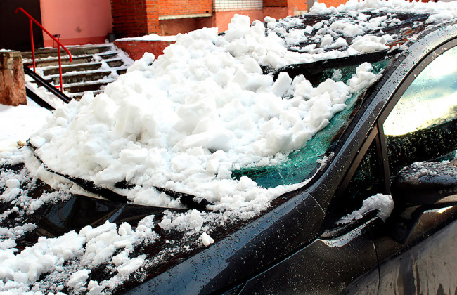 Глыба снега с крыши дома повредила авто: суд стянул с ОСМД в пользу собственника более 100 тысяч грн