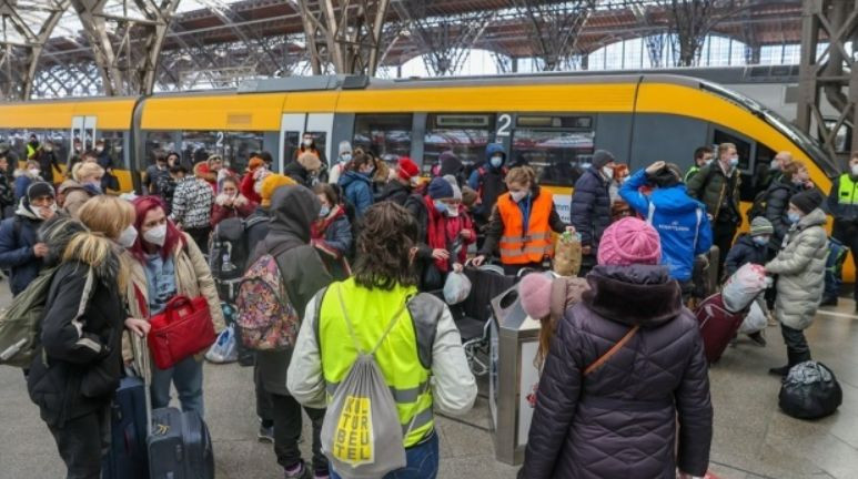 Які країни планують суттєво скоротити допомогу біженцям з України: інфографіка