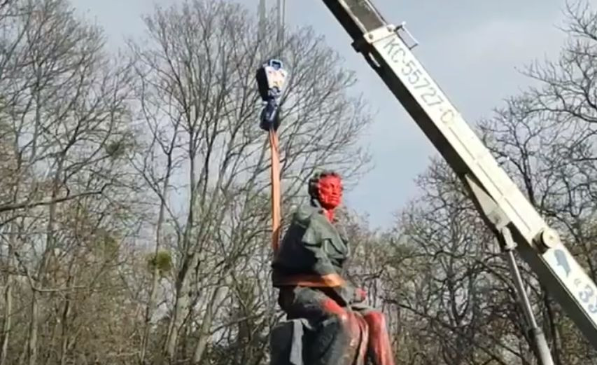 У Києві демонтували пам’ятник Олександру Пушкіну, фото та відео