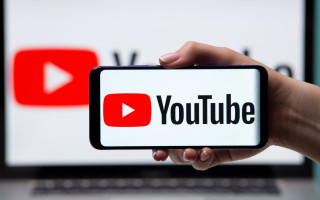 YouTube анонсировал инструмент искусственного интеллекта, создающий треки в стиле известных певцов