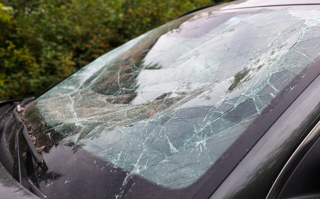 В Черниговской области российский снаряд попал в автомобиль волонтера: женщина получила осколочное ранение